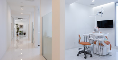 あおいデンタルクリニックの廊下と診察室の写真
