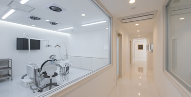 あおいデンタルクリニックの廊下から見た診察室の写真
